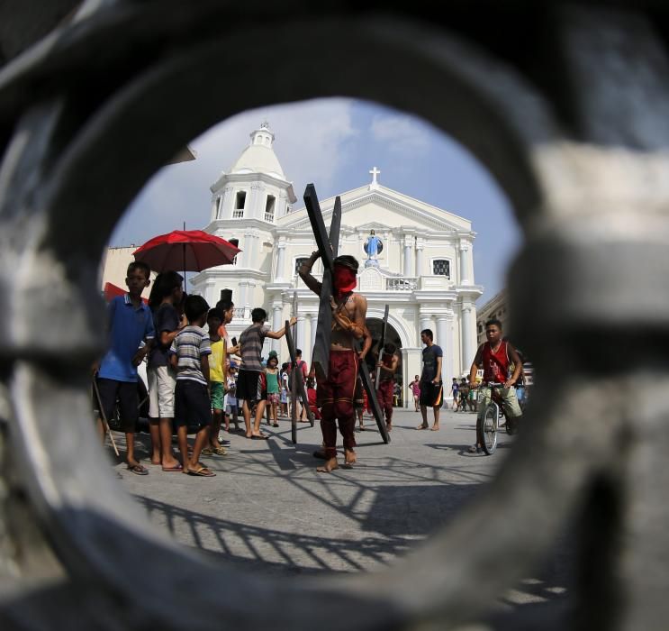 Un ciudadano filipino se  crucificó hoy por trigésimo año consecutivo en la localidad de San Pedro  Cutud, al norte de Manila, para revivir la Pasión de Cristo tal y como  aparece en la tradición cristiana.