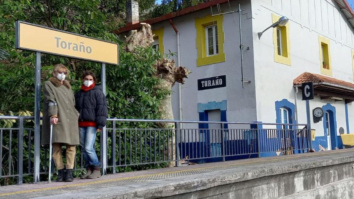 Charo Pascual y Beatriz Alfaro, ayer en la estación de tren de Toraño (Parres). | M. Villoria
