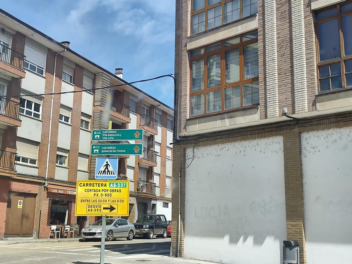 Aviso del corte, en Grado, en la zona del acceso a Castañeo.