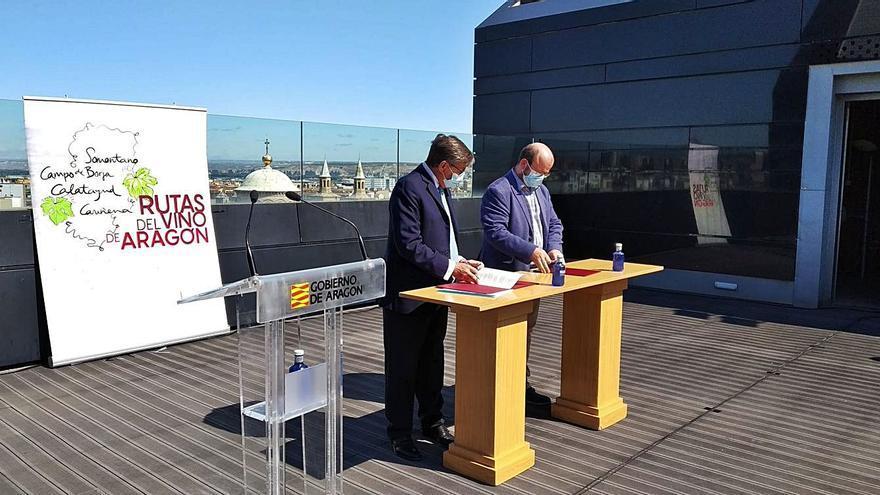 1. El vicepresidente Arturo Aliaga firma el convenio con el presidente de la Ruta del Vino, Sergio Ortiz. 2. Un momento del ‘making of’ del calendario de Panadería Luis Ángel. 3. Portada del recetario ‘Cocinando con trufa de Aragón’ de 
La Rebotica. | SERVICIO ESPECIAL