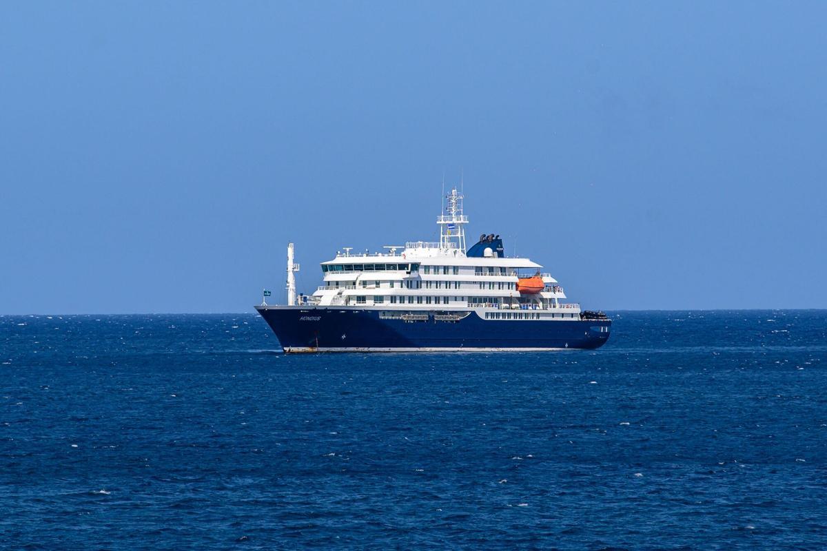 El crucero MV Hondius a su llegada al puerto de Praia, capital de Cabo Verde, este domingo.