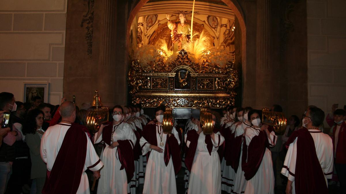 El trono de San Juan Evangelista sale a la calle por primera vez tras su restauración