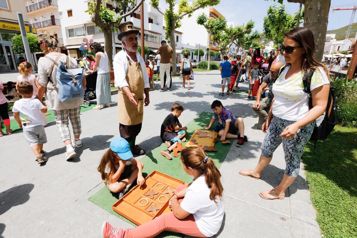 Juegos infantiles en la calle durante la celebración del Festival Barruguet.