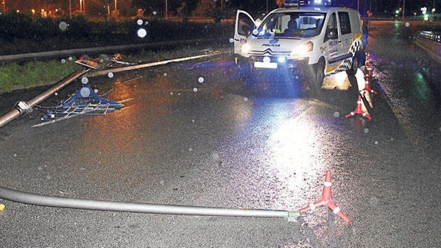 Un conductor derriba una farola en las Avenidas y huye