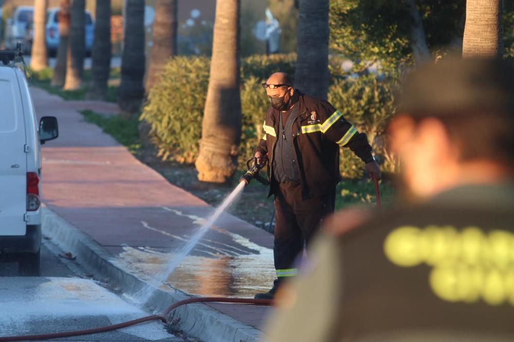 Operarios de Ayuntamiento de Cártama limpian la zona del ataque.