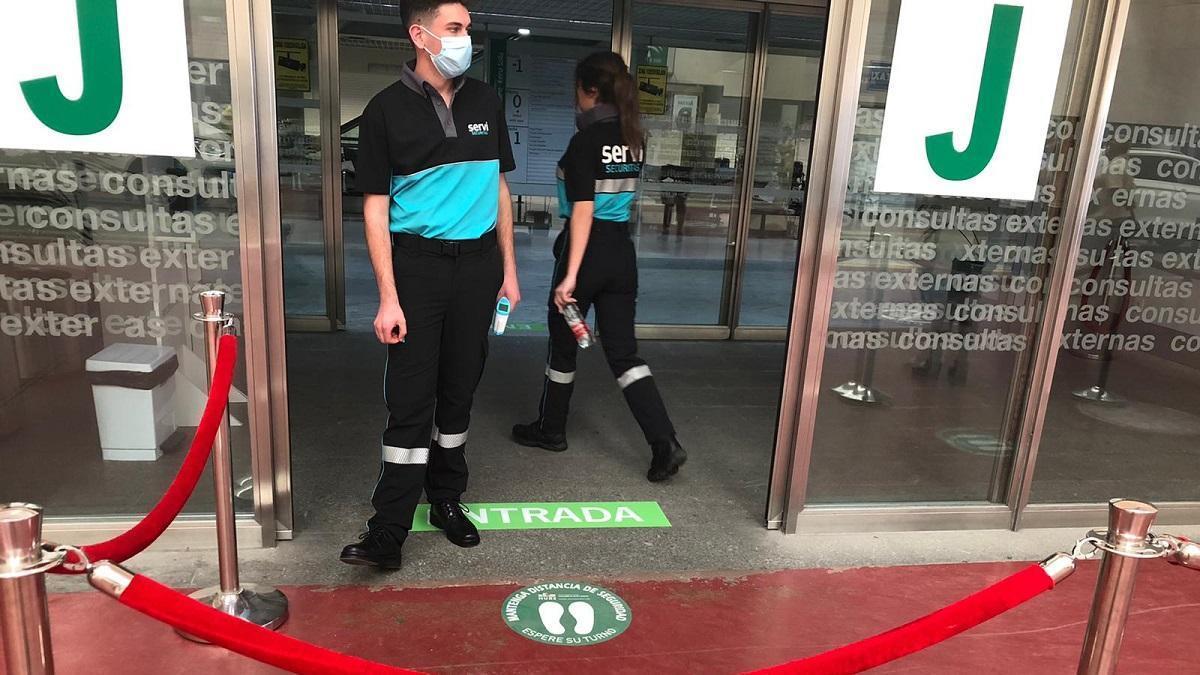 Control de acceso en el edificio de consultas externas del hospital Reina Sofía, en vigor desde el inicio de la pandemia del covid y que se retirará a partir del 1 de marzo de este 2024.