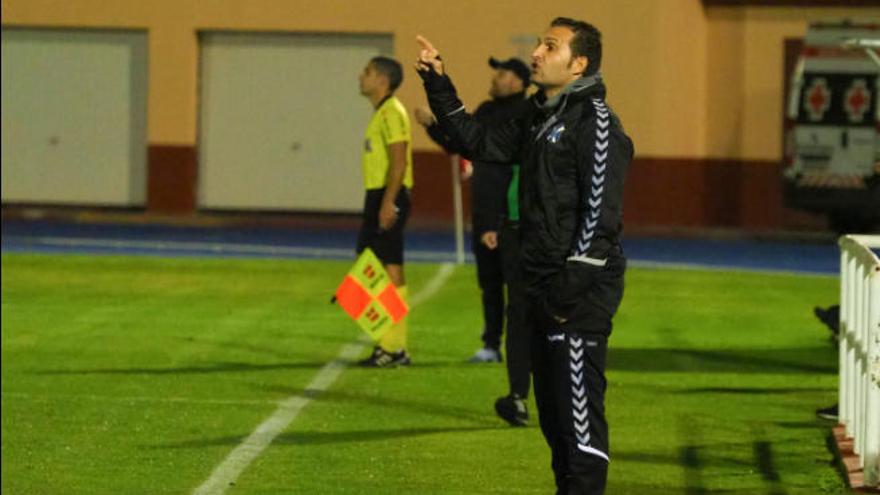 Rubén Baraja da instrucciones durante el partido de ayer en el Rosendo Hernández.