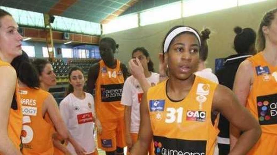 Las jugadoras del Zamarat, con cara de circunstancias al finalizar ayer el partido en el Ángel Nieto.