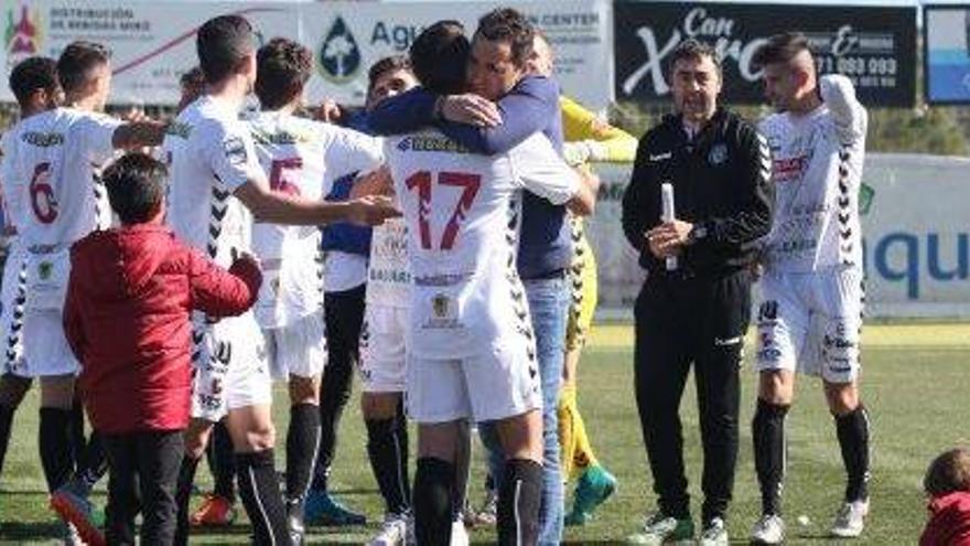 Dani Mori se abraza con Marco Rosa durante la celebración de la victoria, ayer en Santa Eulària.