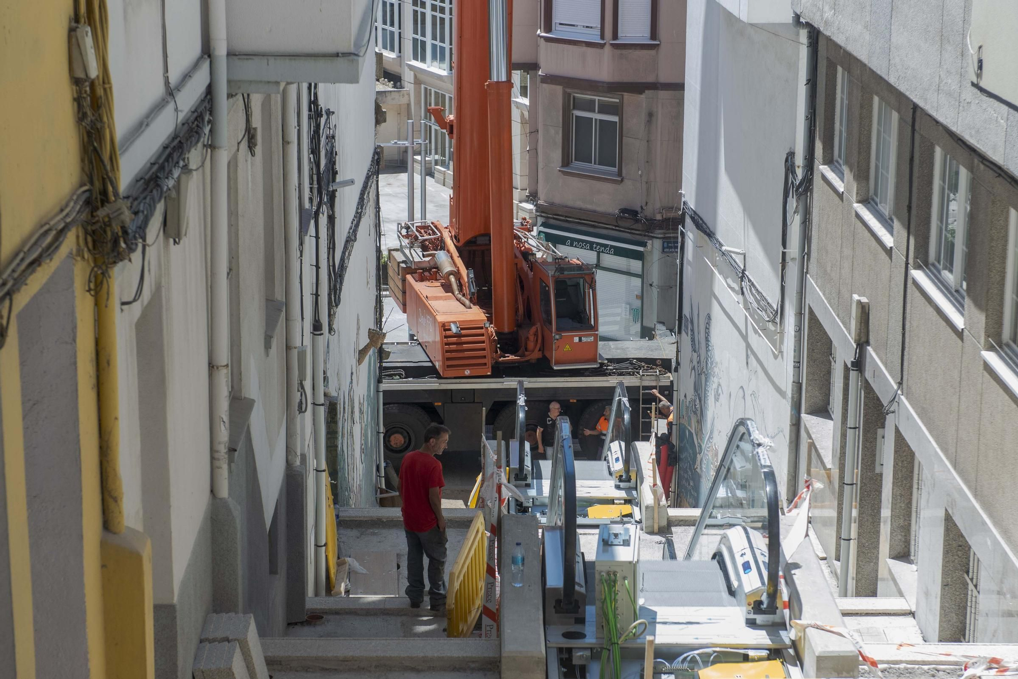 Instalación de escaleras mecánicas en Adelaida Muro