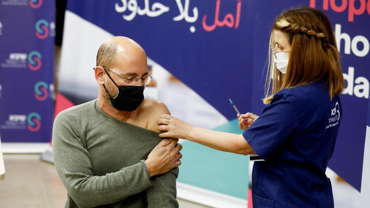 Un hombre recibe en Ramat Gann (Israel) la cuarta dosis de la vacuna contra el coronavirus .