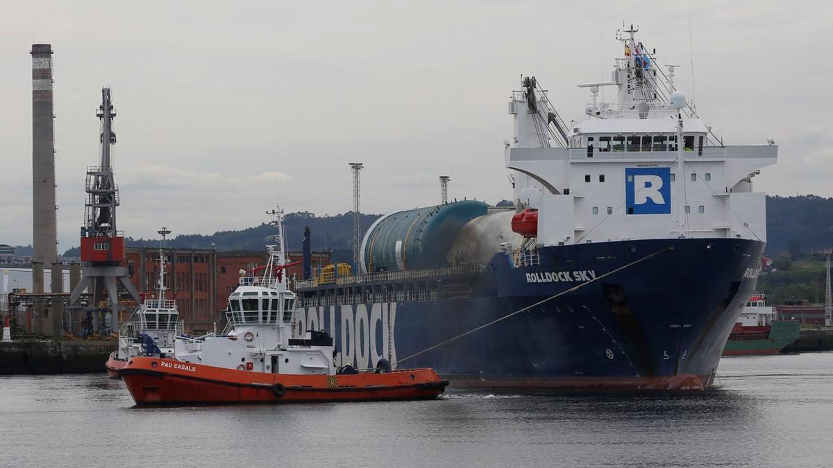 El buque &quot;Rolldock Sky&quot;, con una carga de Idesa, en el puerto de Avilés en 2017.