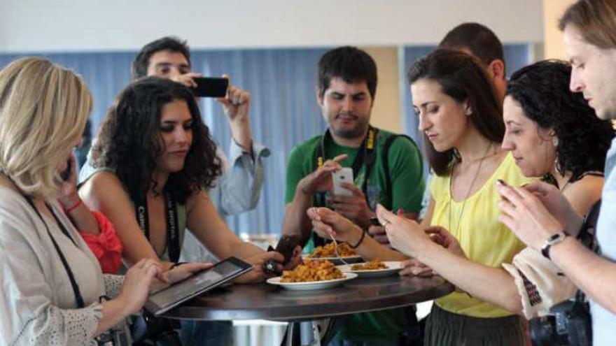 Los autores de blogs gastronómicos, ayer, en una degustación de arroces en el Meliá.