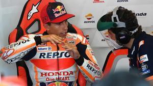 El campeón Marc Márquez (Honda) dialoga, hoy, con su ingeniero Santi Hernández, en Jerez.