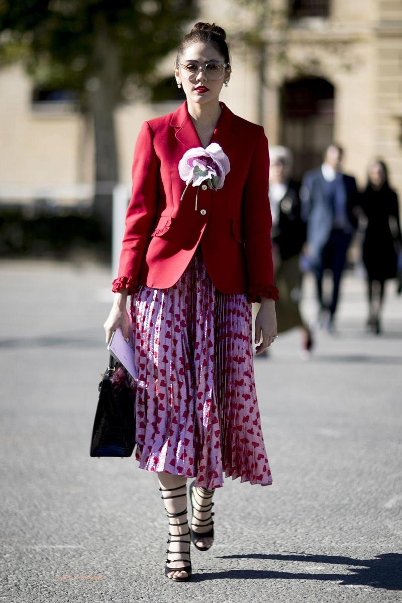 Combinaciones en rosa y rojo: look con falda y americana