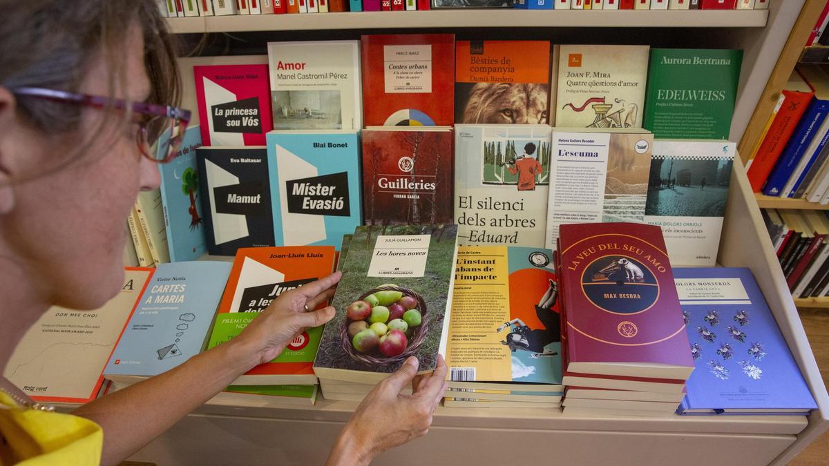 Mesa de una librería de Barcelona con títulos en catalán