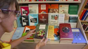 Mesa de una librería de Barcelona con títulos en catalán