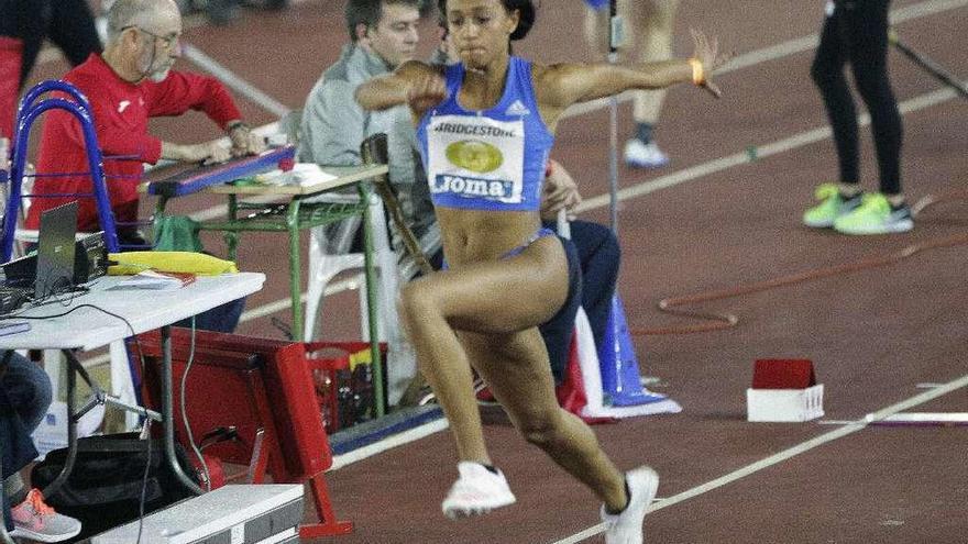 Ana Peleteiro, durante uno de sus saltos en Salamanca. // Efe