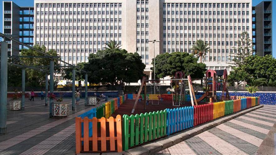 Instantánea de la fachada del Centro Sociosanitario El Pino de la capital grancanaria.