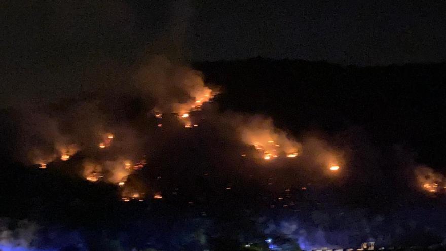Los bomberos sofocan el incendio forestal en la Sierra que ha alarmado esta madrugada a Córdoba