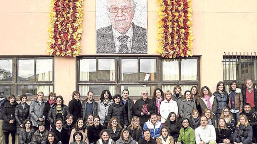 Los alumnos del colegio de Campos que lleva el nombre del filólogo participan en el acto.