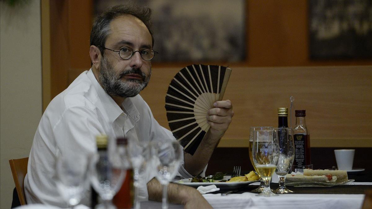 zentauroepp31253475 leader of cup political party antonio banos waves as he eats180216122808