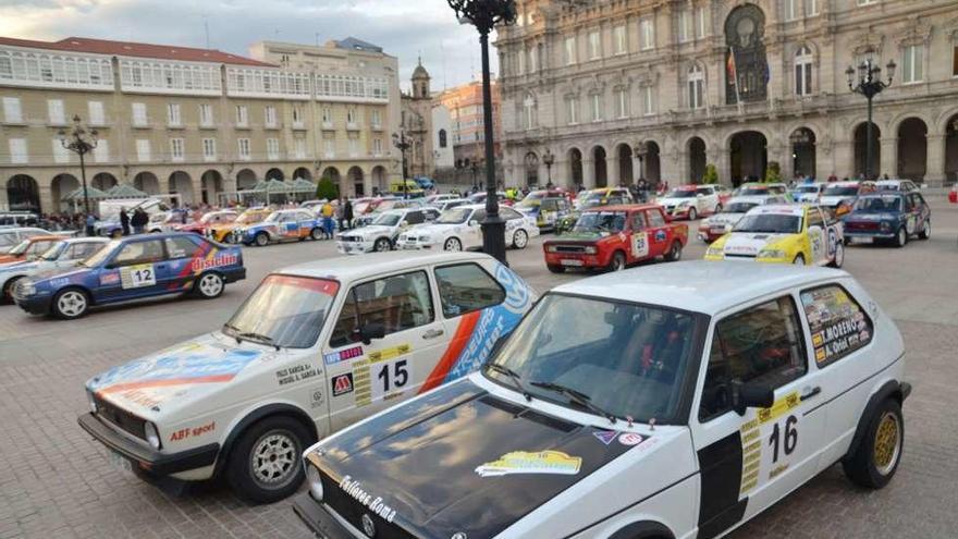 El Rally Rías Altas toma el centro con vehículos históricos