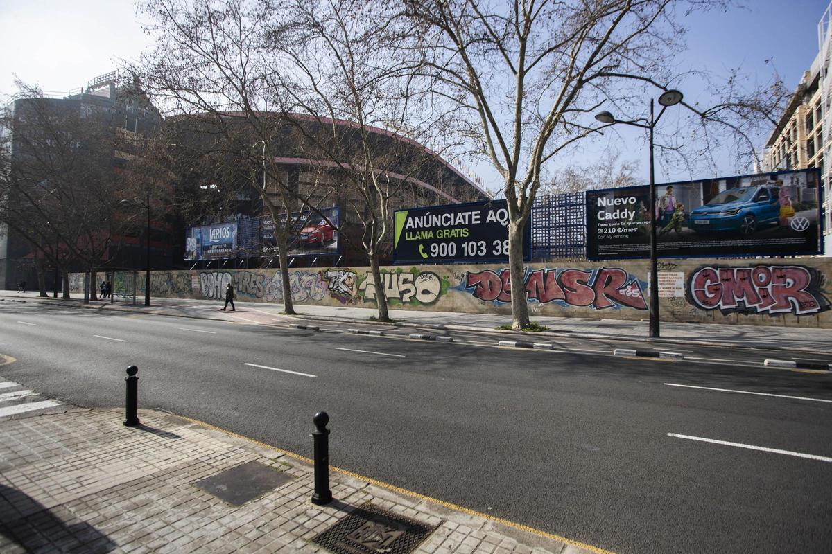 El solar de Aragón ocupado por vallas de publicidad