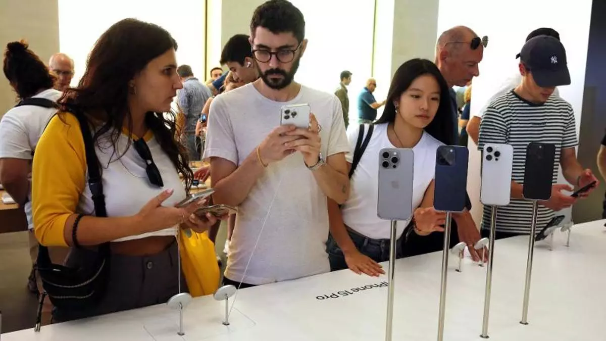¿Quién paga los aranceles? iPhone, piensos, pan y carne, los productos que nos pueden salir más caros por culpa de Trump