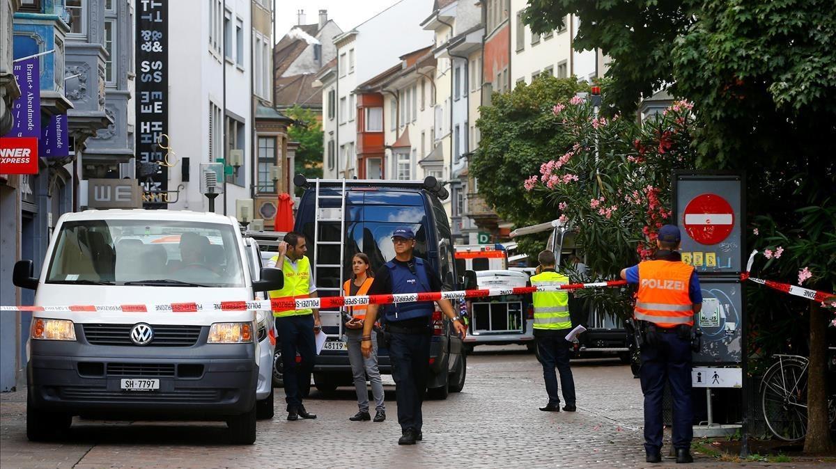 zentauroepp39431023 swiss police officers stand at a crime scene in schaffhausen170724134408