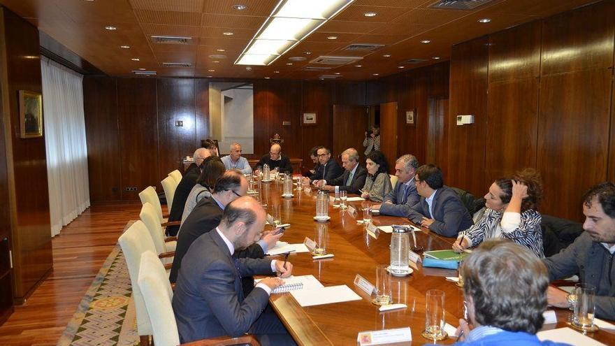Imagen de la sala de reuniones del Ministerio de Industria con las partes sentadas a negociar.