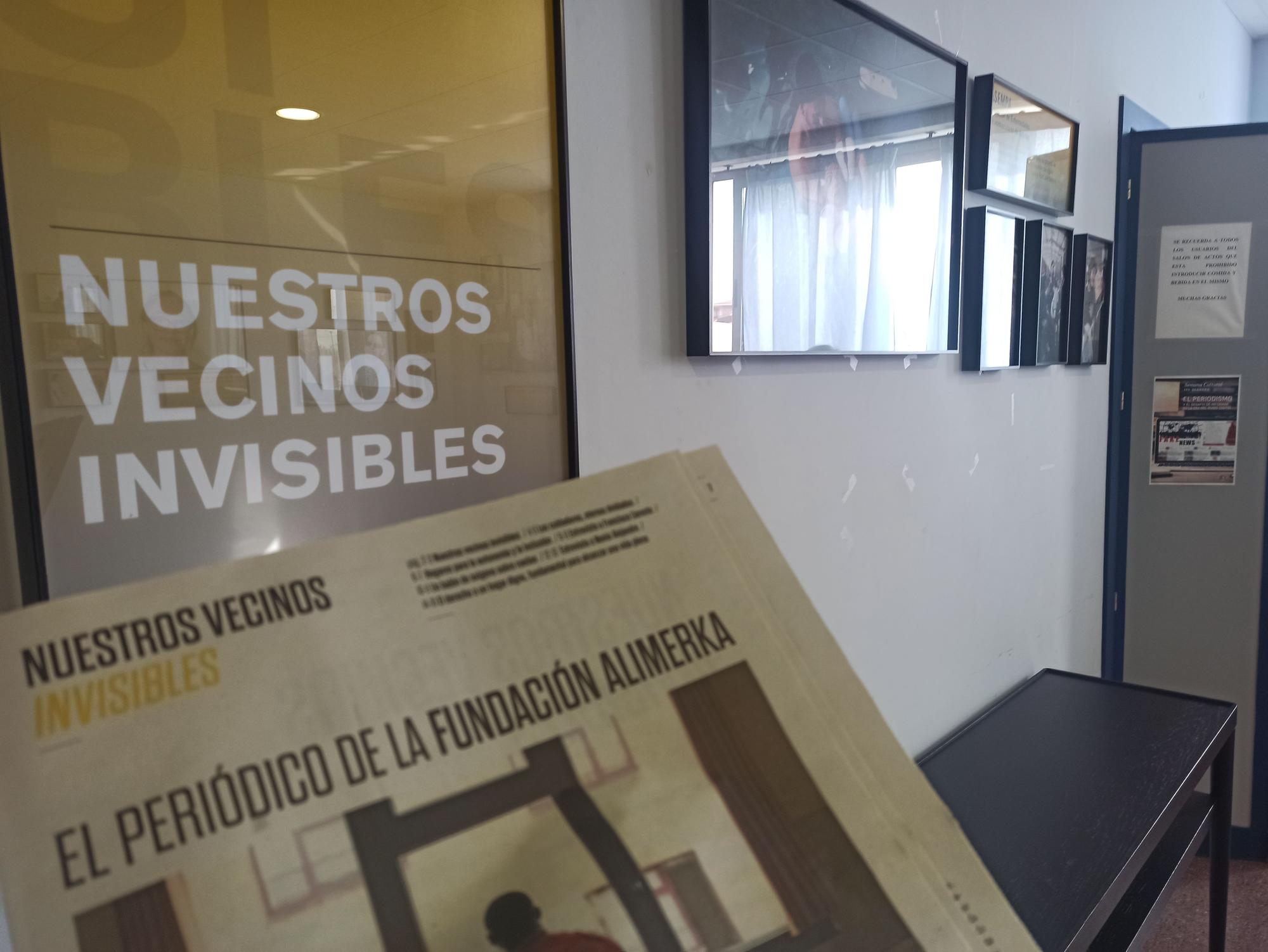 La exposición "Nuestros vecinos invisibles" sorprende a los alumnos del instituto de Llanera: "Es inspiradora"