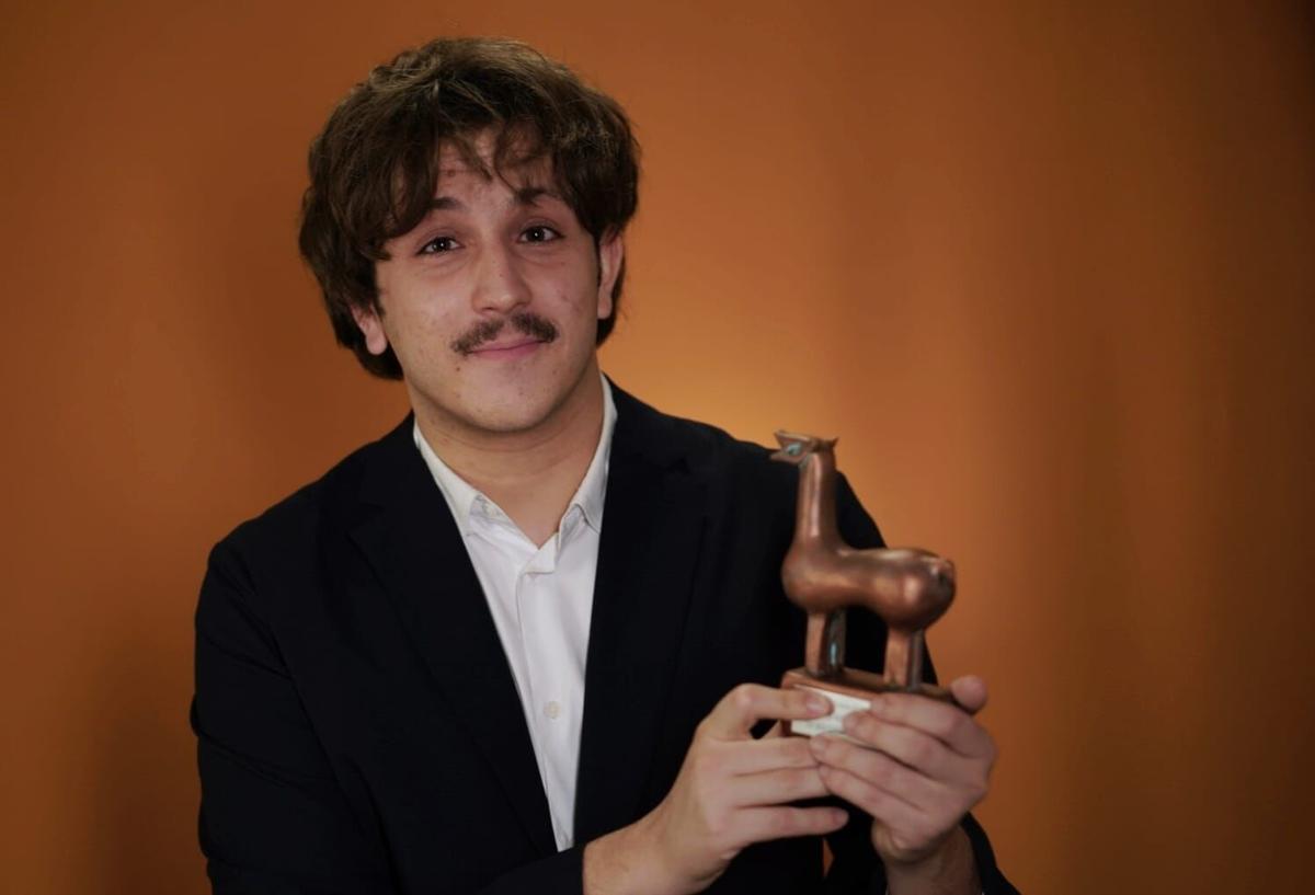 A la izquierda, Luis Soto Muñoz, ganador del Cervatillo de Bronce a la mejor película por ‘Sueños y pan’. Abajo, foto de familia de los premiados, anoche