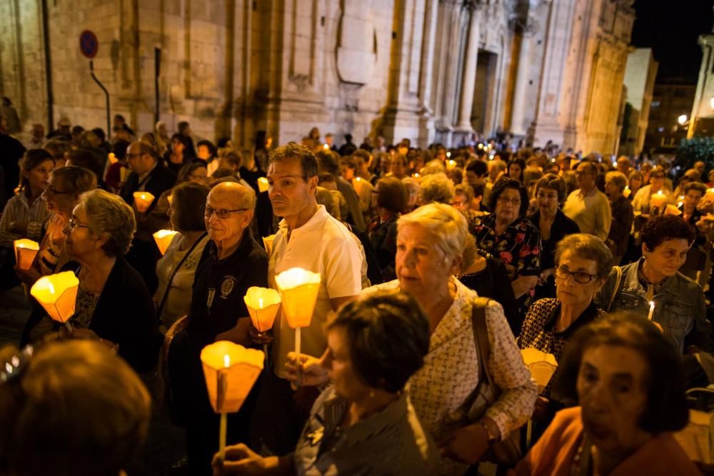 Decenas de personas reciben las reliquias de Santa Bernadette con esperanza de buscar curación o alivio a sus males en la Santa Iglesia Catedral de Orihuela