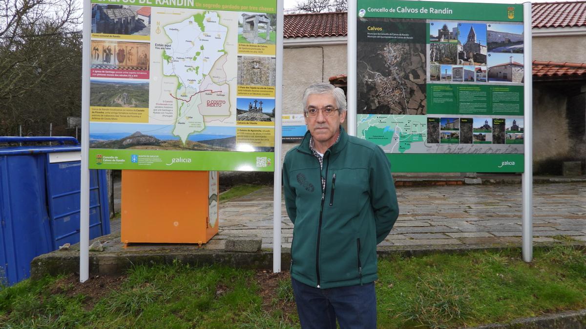 Juan Obrero Larrea en el concello de Calvos de Randín donde llegó hace cinco meses. //FERNANDO CASANOVA