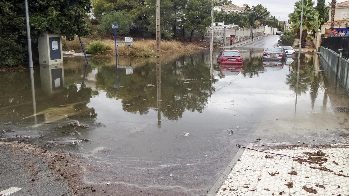 Problemas provocados en Orihuela Costa por unas lluvias y la escasa evacuación de las mismas.