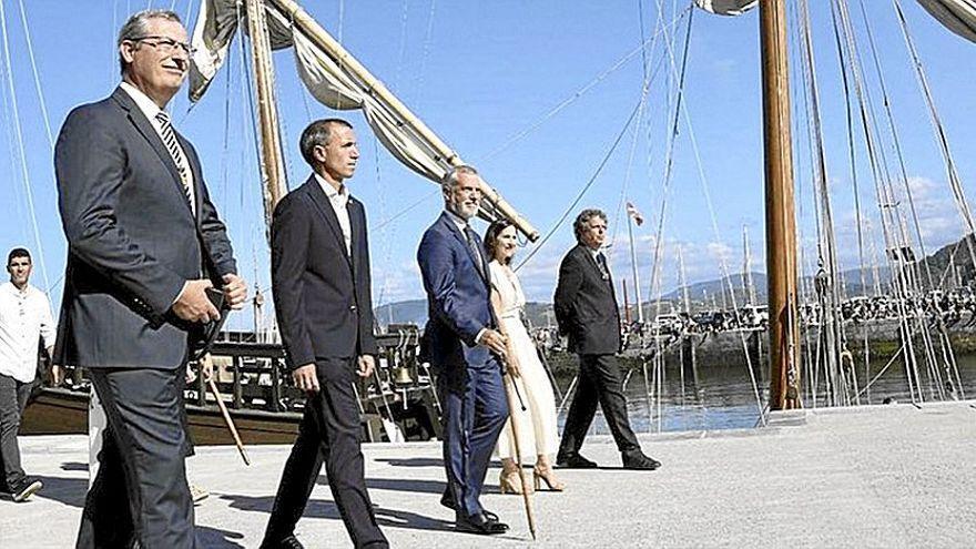 El lehendakari, Iñigo Urkullu, en el centro, ayer en los actos de representación del Desembarco de Elkano.