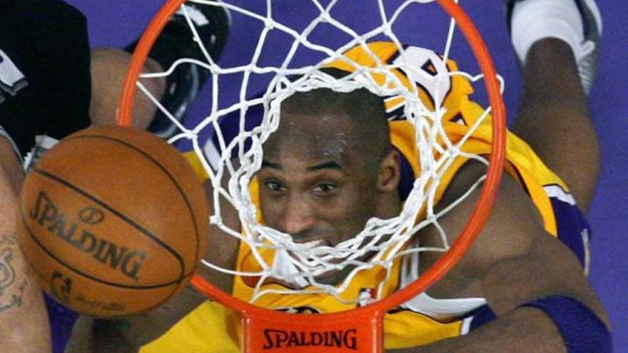 Kobe Bryant, bajo el aro tras conseguir una canasta. | reuters