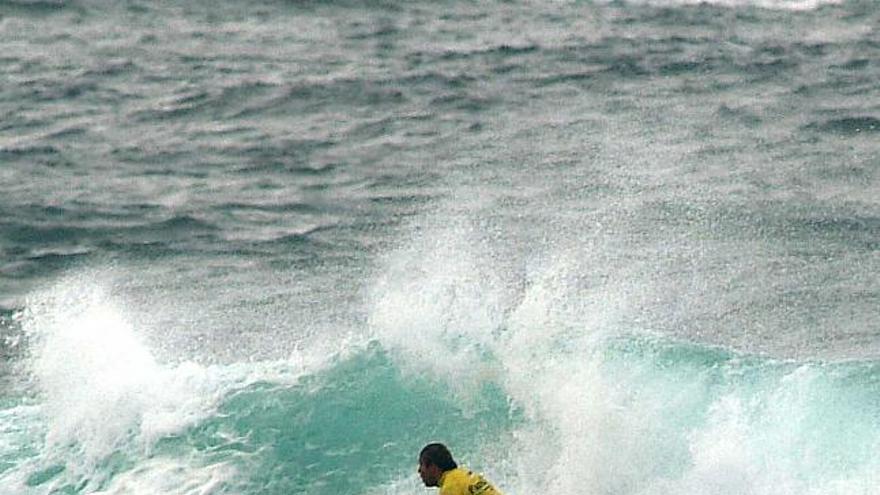 Un surfista &#039;cabalga&#039; sobre una ola en A Coruña. / gabriel tizón / efe