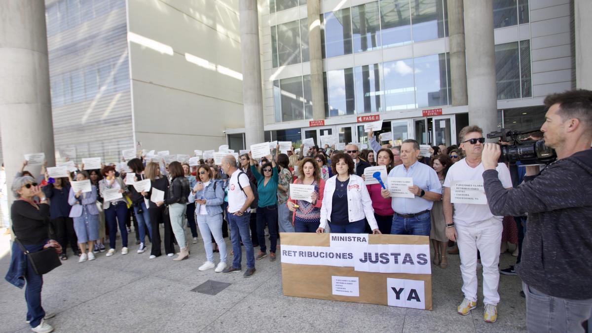 Un momento de la concentración de los funcionarios de Justicia en la puerta de la Ciudad de la Justicia de Murcia.