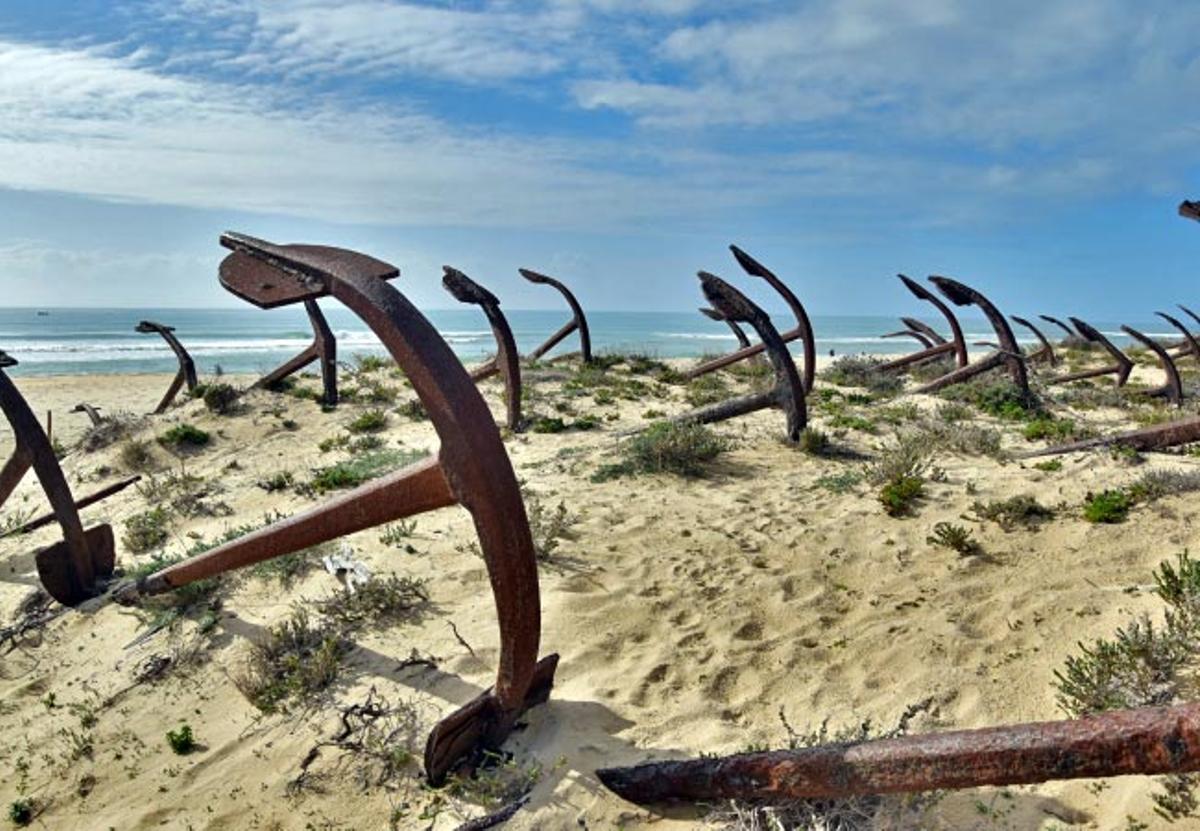 Cementerio de anclas en la playa de Barril, un homenaje a la industria atunera.