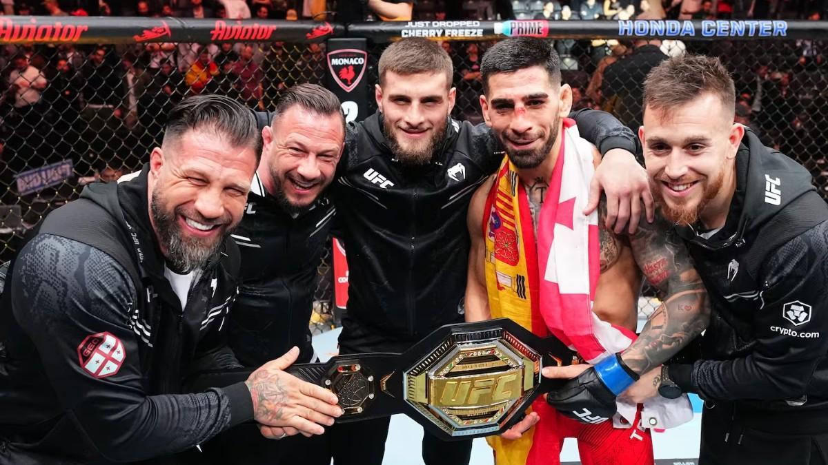 Los hermanos Climent, Alexsandre, Ilia y Javi Climent celebran el campeonato de 'El Matador' en Anaheim