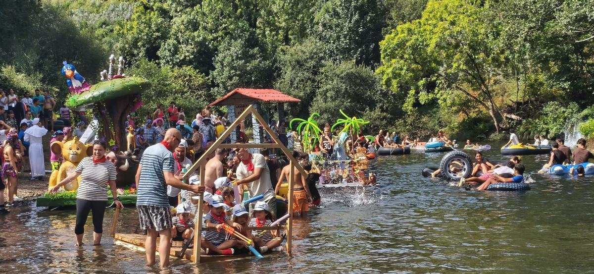 En imágenes: El Descenso Folclórico del Río Esva, en Trevías, reúne a más de doscientas personas