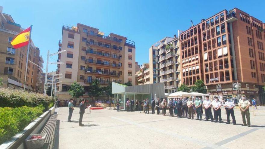 Huesca celebra el izado de la Bandera donada por la Guardia Civil y homenajea a las víctimas del terrorismo