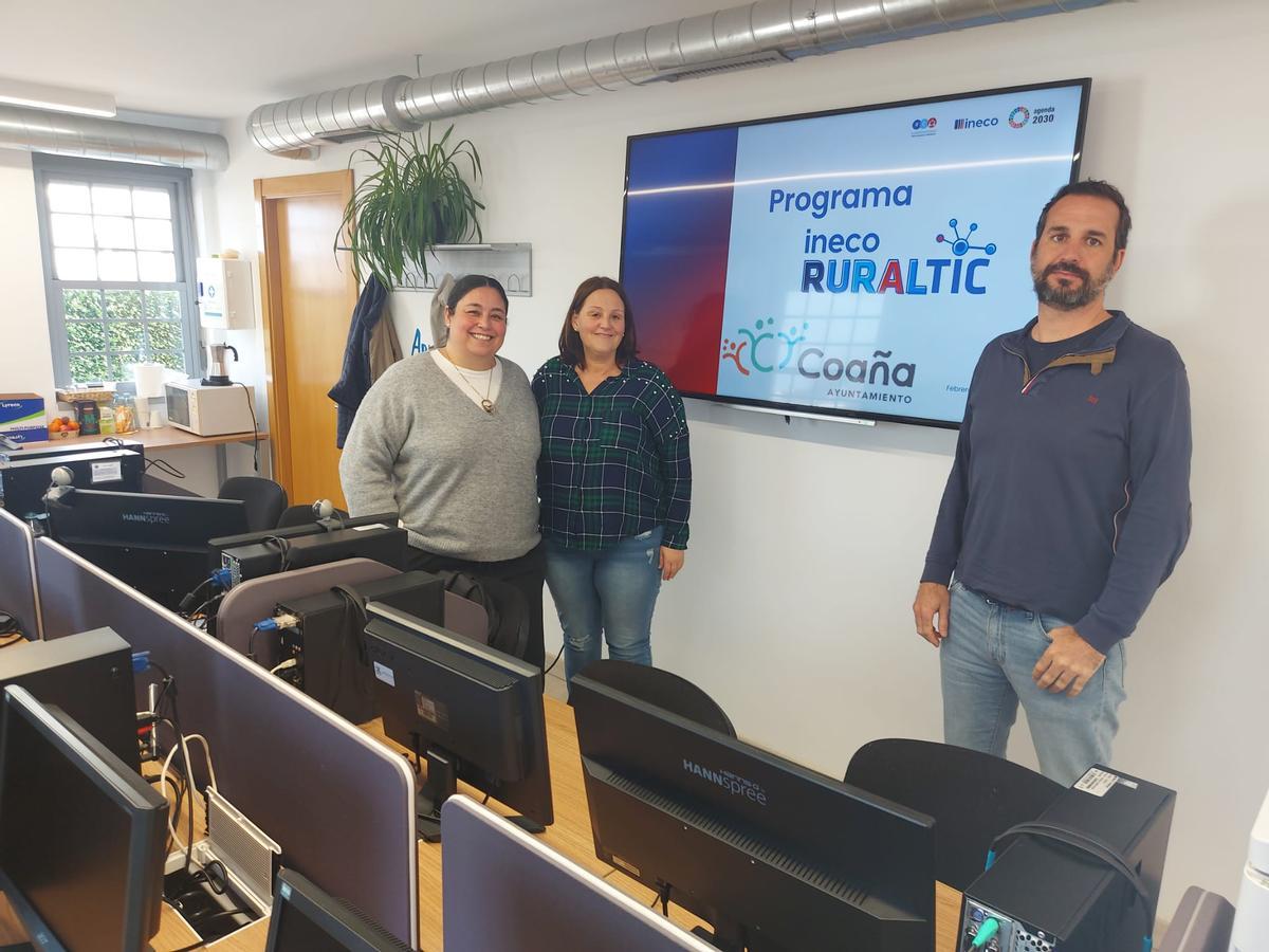 Los nómadas digitales posan con Aitana Pérez, responsable del Centro de Dinamización Tecnológica Local de Coaña.