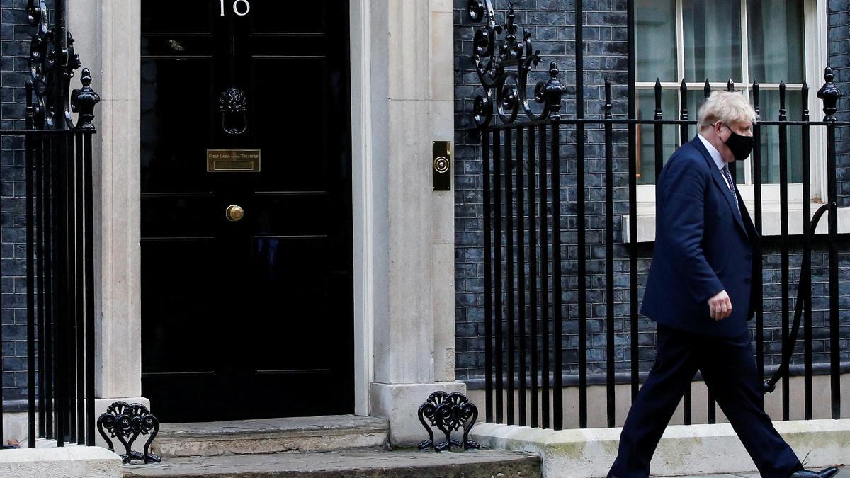 Boris Johnson saliendo de Downing Street.