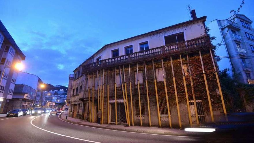 El edificio en ruinas de Avenida de A Barca, apuntalado. // Gustavo Santos