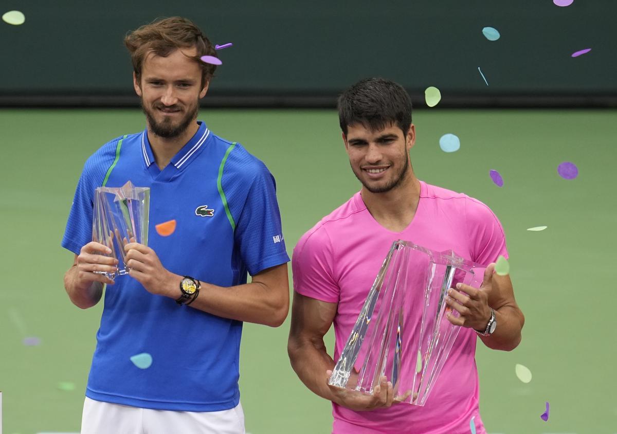 Carlos Alcaraz junto a Medvedev tras la final de Indian Wells.