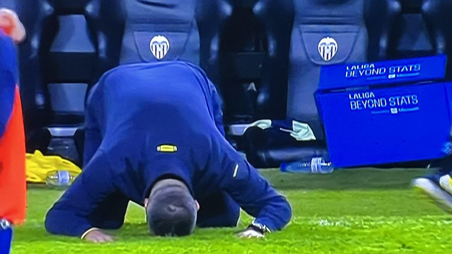 Lo insólito del éxtasis de la UD: técnico debutante de rodillas, Benito con el &#039;17&#039; de Mata y encajar, otra vez, contra diez