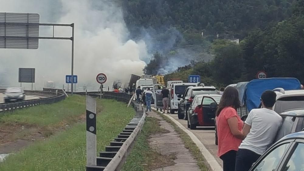 El incendio de un camión causa retenciones en la Y